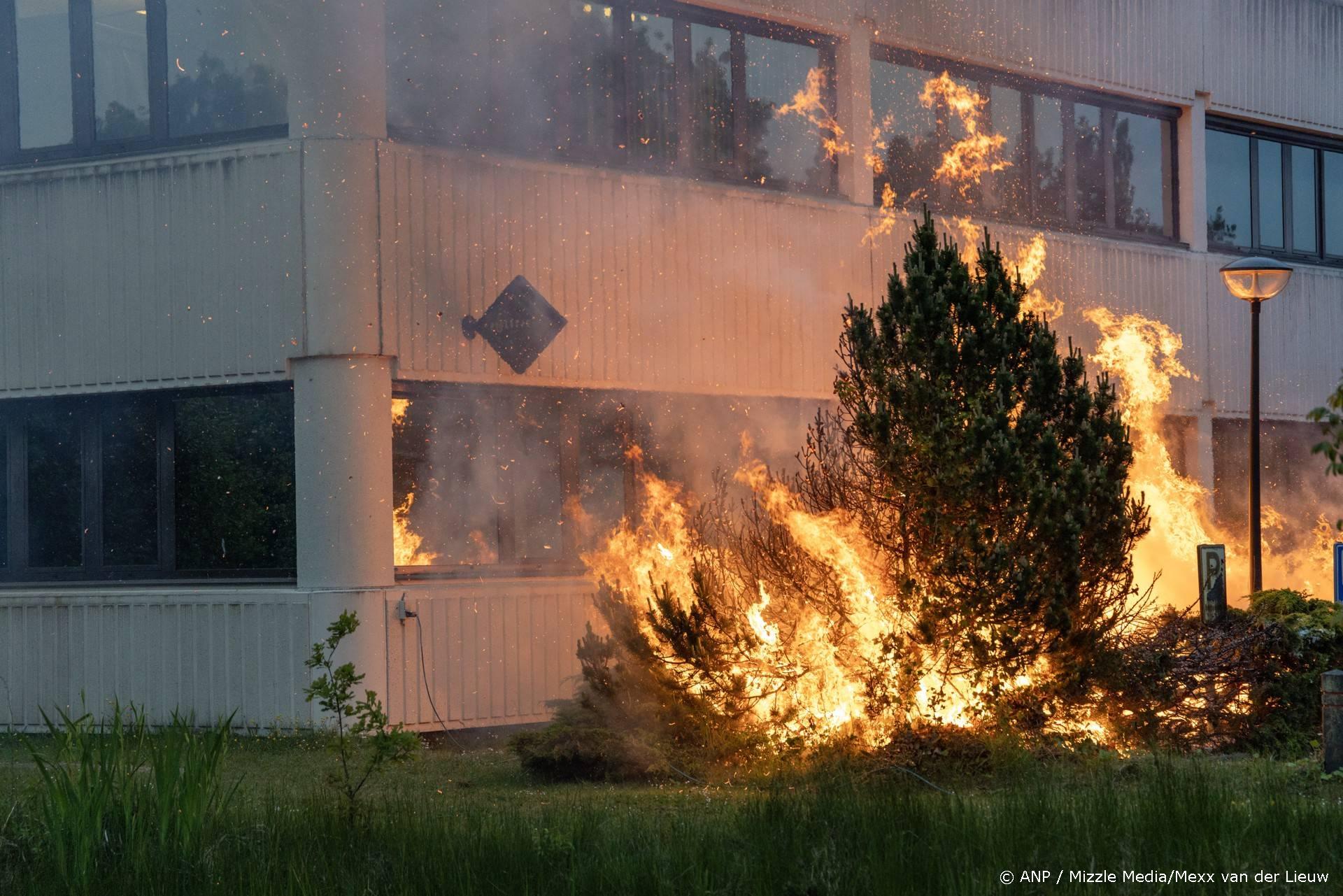 Brand bij noodopvanglocatie Loosdrecht tijdens azc-demonstratie