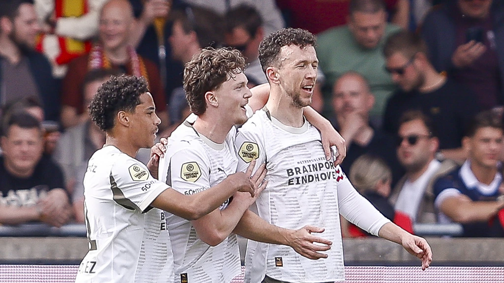 Kampioen PSV boekt eenvoudige zege op Go Ahead Eagles