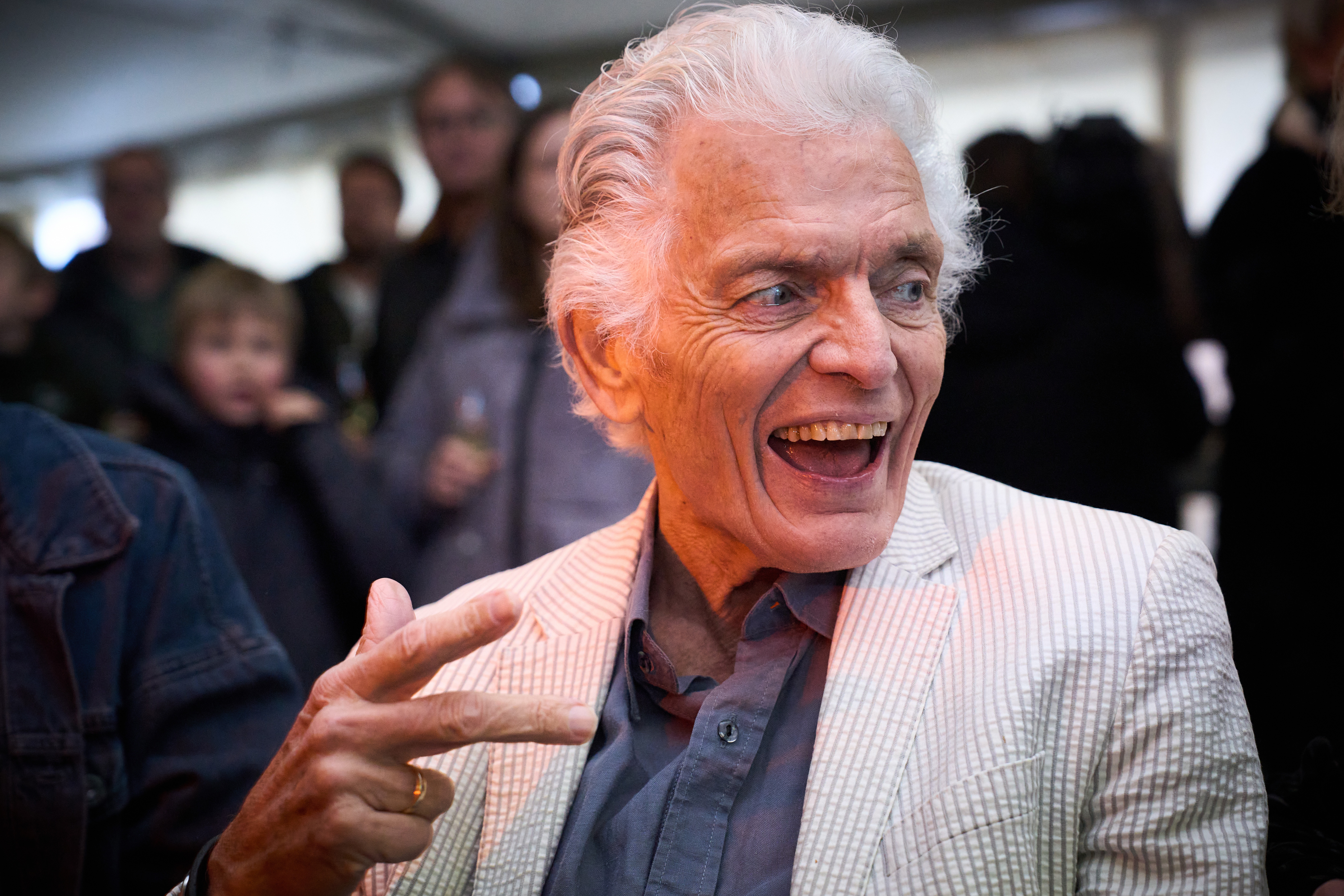 Dries Roelvink neemt het op voor Ben Cramer (79), die kritiek kreeg om vals zingen: ‘Hij gaat nooit stoppen’