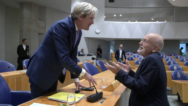 Kabinet wil zich niet uitspreken over ‘extreemrechtse’ relschoppers. ‘Gevaarlijk wegkijken’