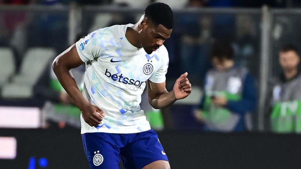 Dumfries helpt koploper Inter met twee doelpunten aan zege in Como