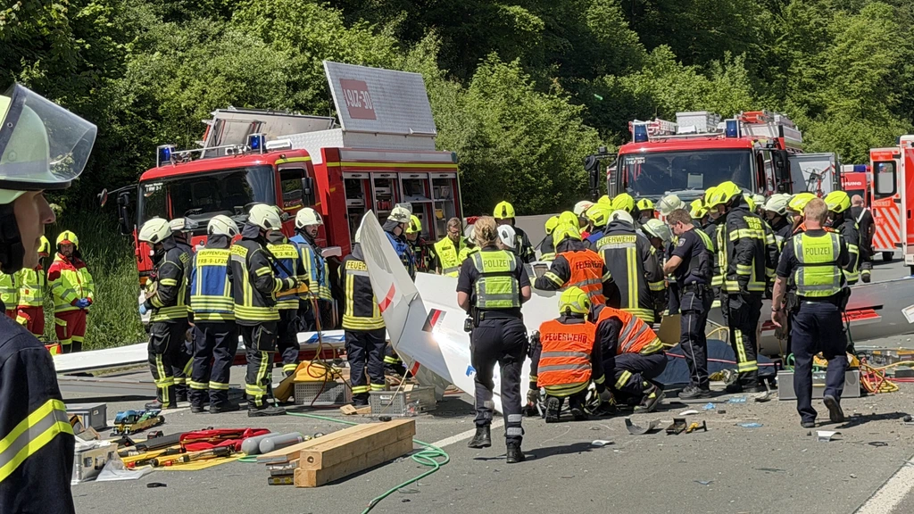 Zweefvliegtuig stort neer op Duitse snelweg, één dode
