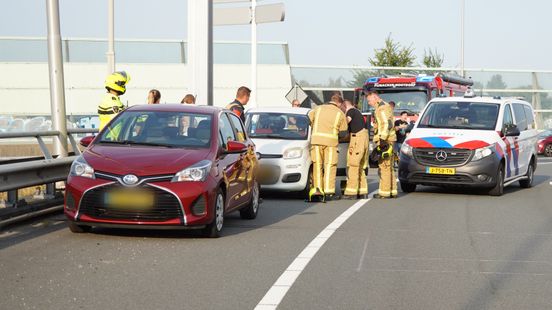 Kindje bekneld na aanrijding tussen twee auto's