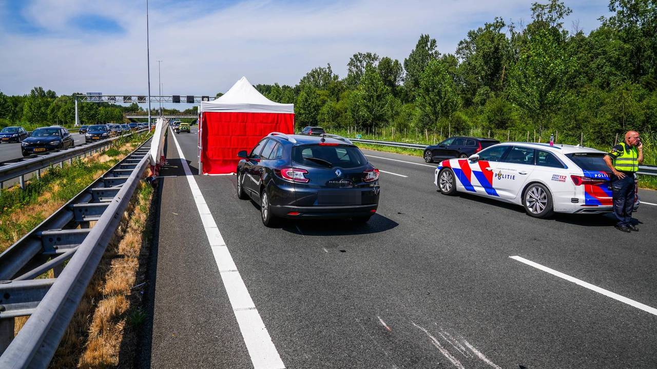 Motorrijder (29) overleden na ongeluk op A2 bij Best, snelweg dicht