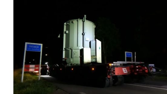 Loodzware transformator in het holst van de nacht door de Achterhoek