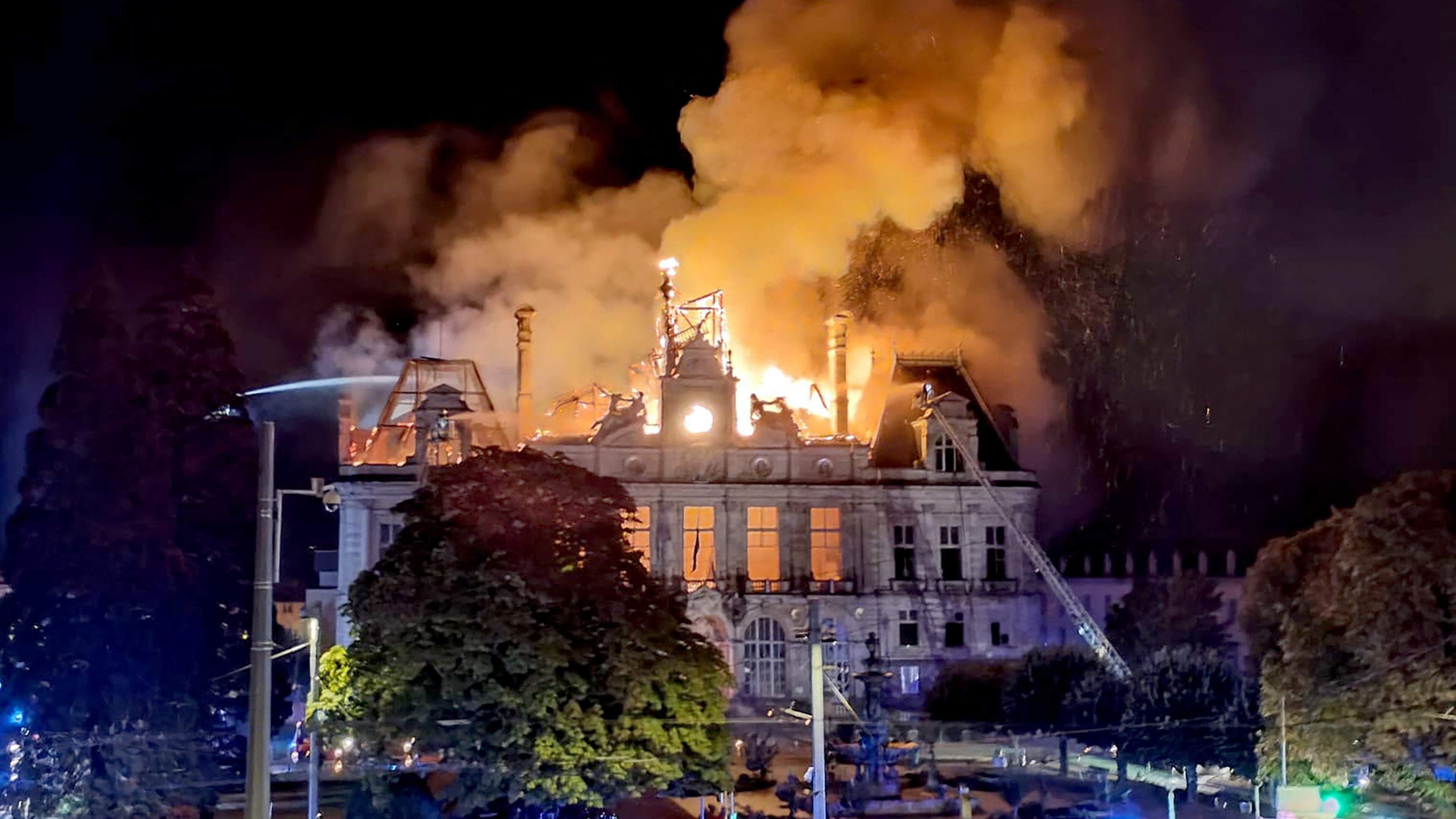 LIVE | Brandende toren stadhuis Franse Limoges stort in, omstanders schreeuwen het uit