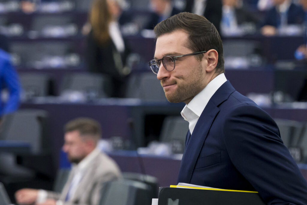 Le Pen turns the screw on Macron ahead of crunch budget talks