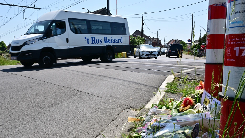 Na dodelijk ongeluk Buggenhout rijdt weer schoolbus van zelfde bedrijf over gesloten overweg