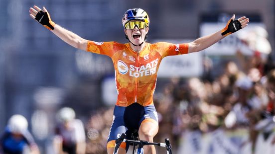 Wielrenster Demi Vollering verovert eerste wereldtitel op de weg