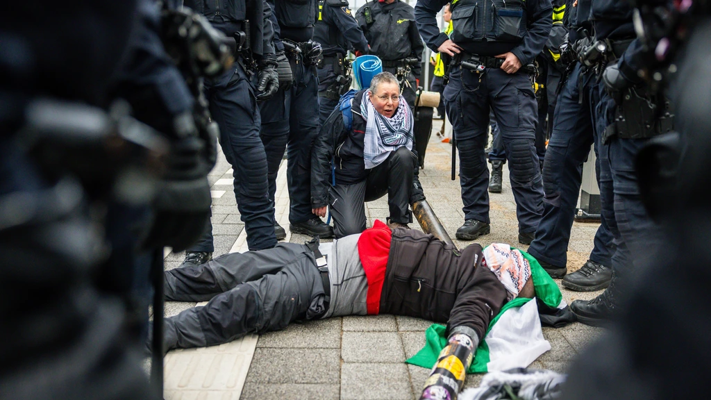 Politie beëindigt actie op spoor Den Haag, ook aanhoudingen bij Kamer