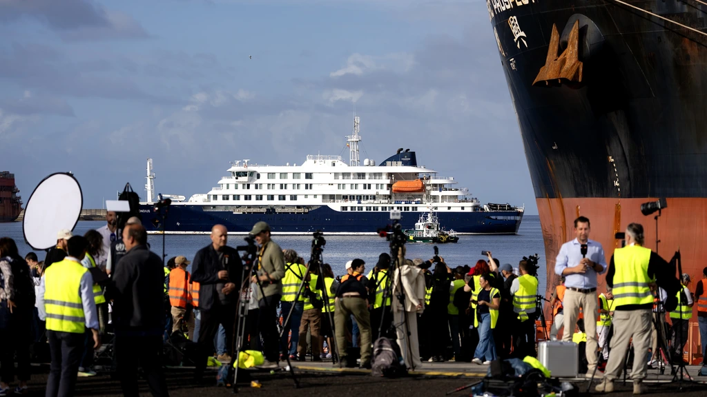 Cruiseschip Hondius bij Tenerife, eerste groep passagiers van boord