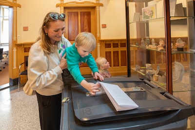 LIVE Gemeenteraadsverkiezingen 2026 | Voorlopige opkomstcijfers druppelen binnen: hoge opkomst in Utrecht, Amsterdam blijft iets achter