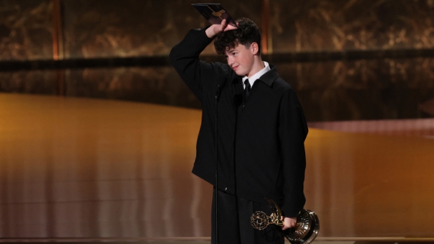 Owen Cooper (15) uit Adolescence wint Emmy. Acht prijzen voor serie over online radicalisering