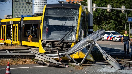 Tram ontspoord na botsing met bus, 5 gewonden
