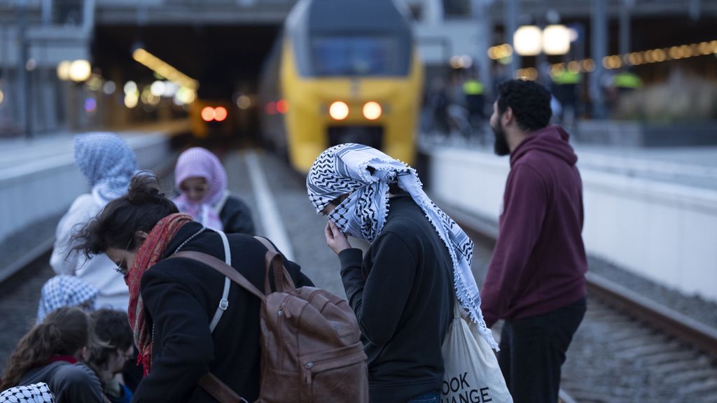 Geen treinen van en naar Den Haag Centraal om activisten op spoor en perron