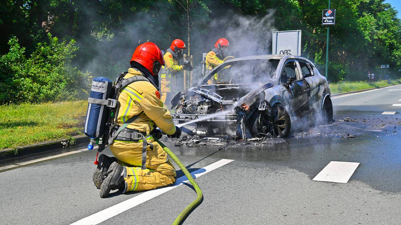 Chauffeur ontsnapt aan drama na steekvlam in rijdende auto