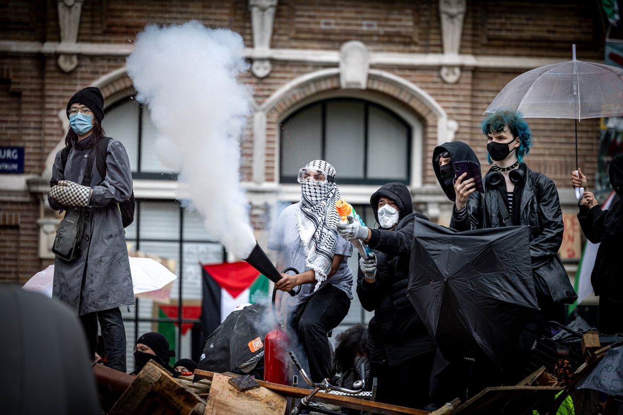 Op het verbod op gezichtsbedekkende kleding bij demonstraties kwam veel kritiek. Toch zette de minister door, nu is er weinig over van het voorstel