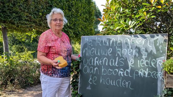 De glimlach van de straat: hoe Truus met haar krijtbord harten verwarmt