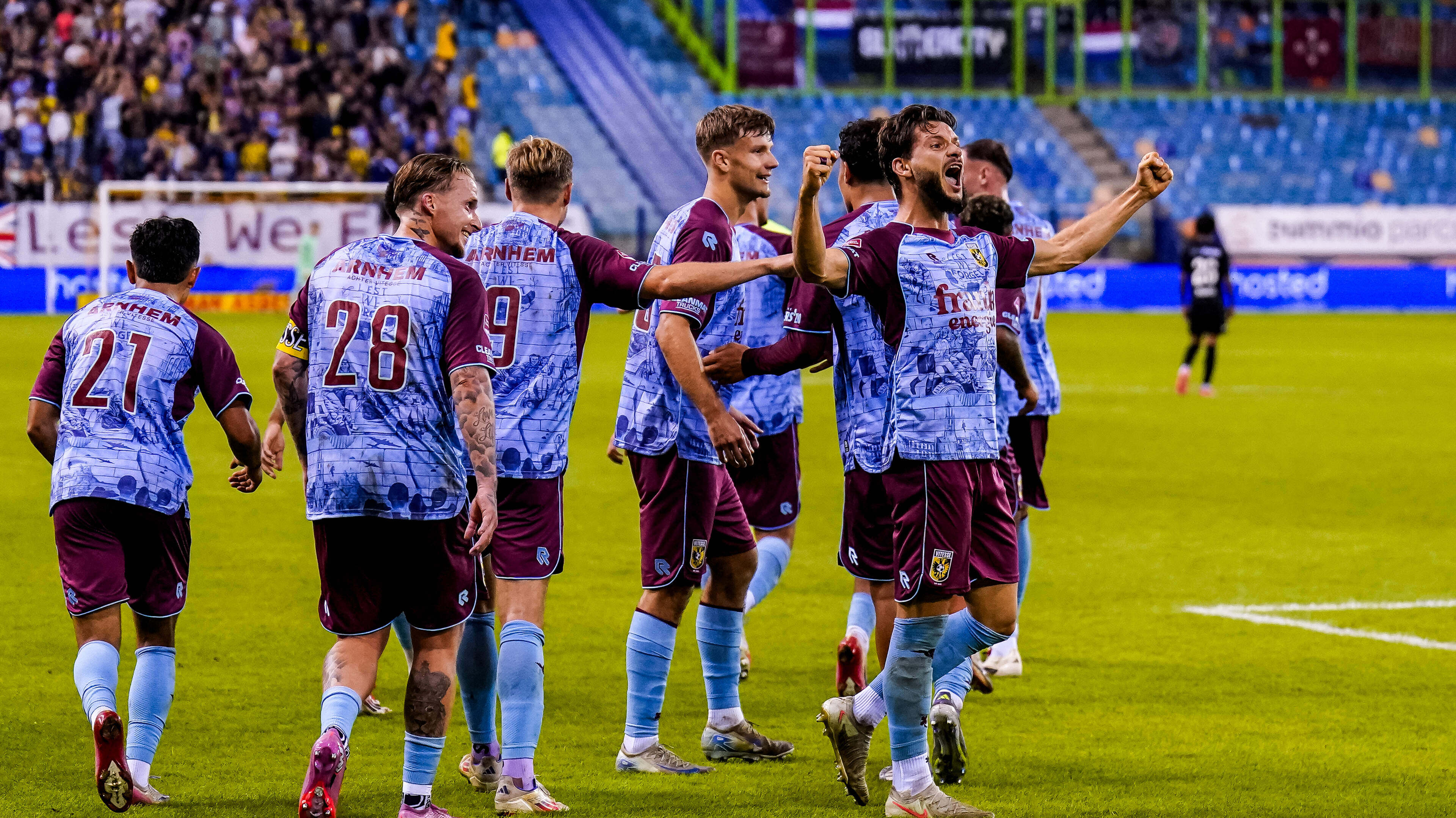 Emoties gieren door Gelredome op speciale avond voor Vitesse: ’Bizar, een maand geleden waren we bijna dood’