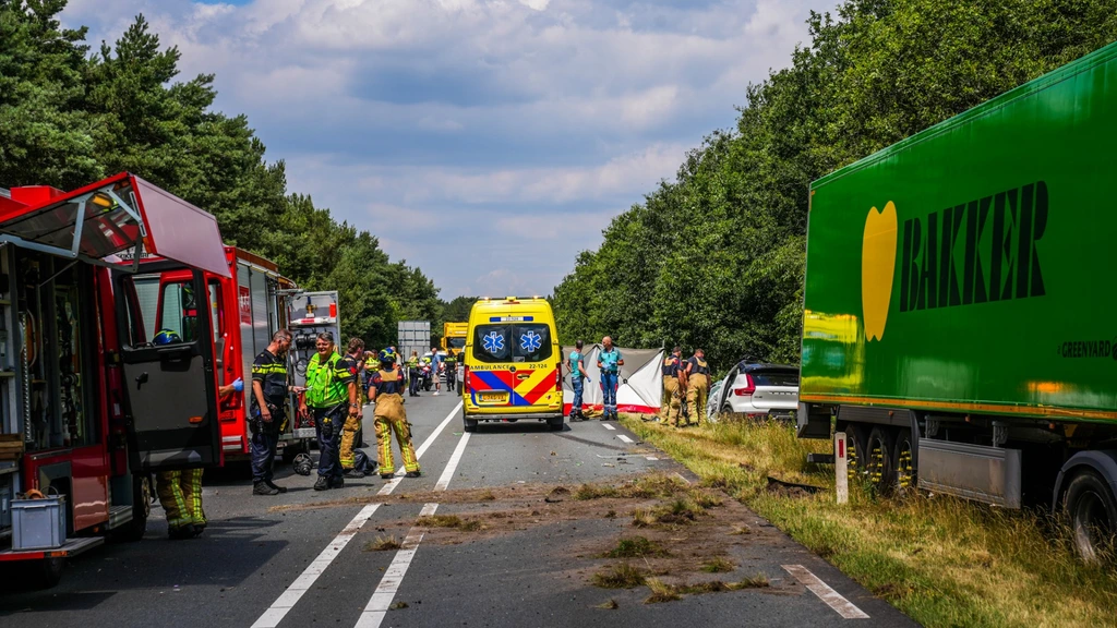 Automobilist overleden na aanrijding met vrachtwagen bij Helmond
