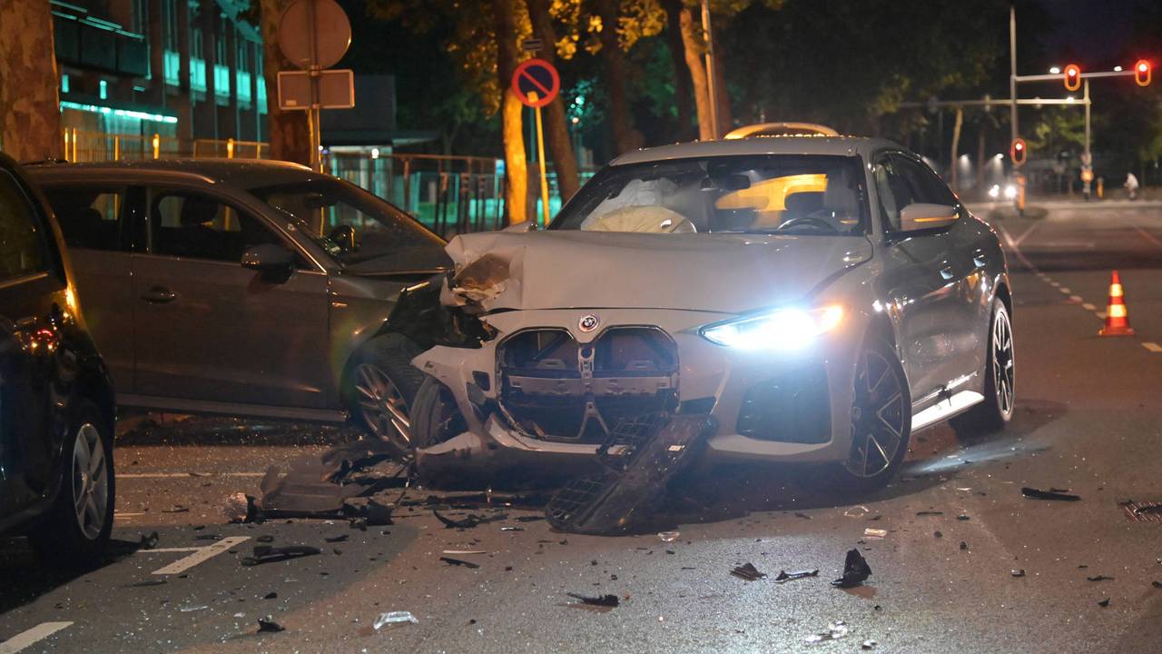 Automobilist veroorzaakt ravage in Breda, twee auto's gelanceerd