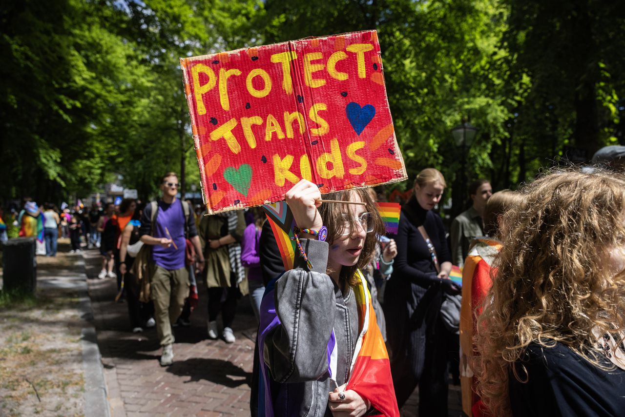 De wetenschappelijke basis voor genderzorg is wankel, maar de zorg zelf is toch zinnig, schrijft de Gezondheidsraad in een langverwacht rapport
