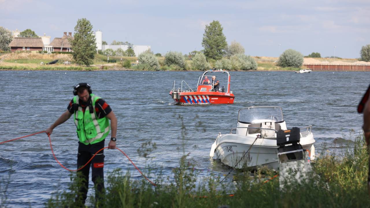 Man verdrinkt nadat opvarenden uit stilgevallen boot springen