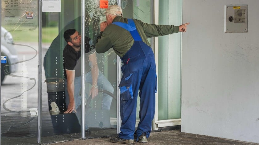 Geheime dienst AIVD onderzoekt geweld bij demonstraties tegen vestigen azc’s