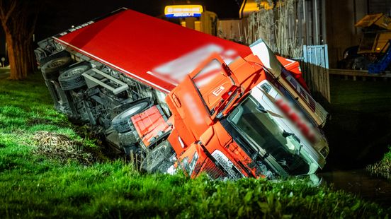 Vrachtwagen raakt van de weg af en belandt in sloot