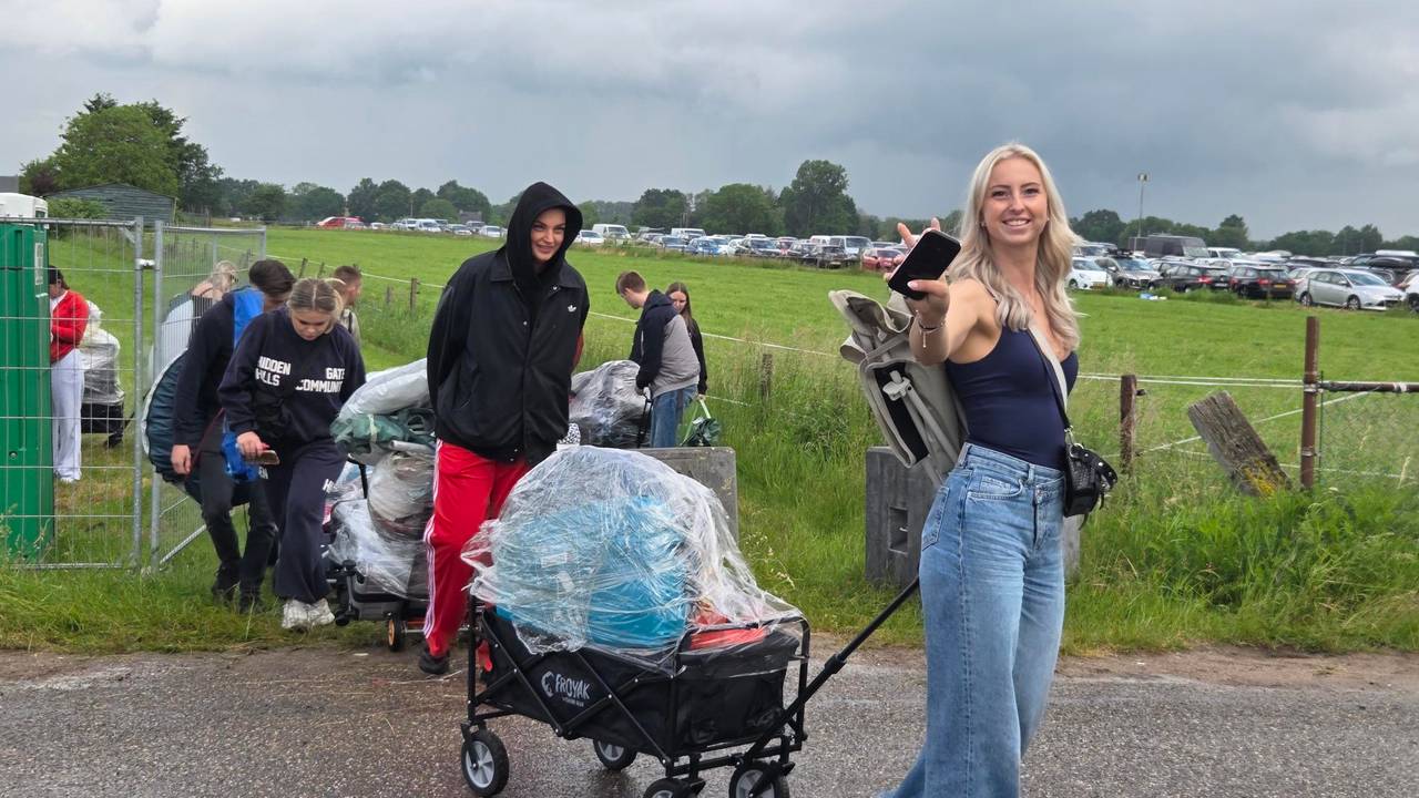 Intents Festival gestart: festivalgangers sjouwen karren vol camping op