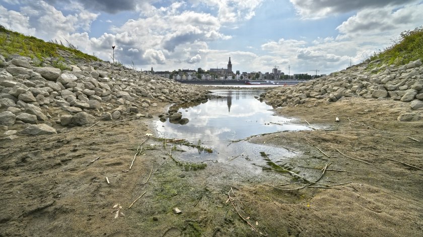 De korte buien van zondag bieden weinig verlichting voor het dorstige land: hoe ernstig is het neerslagtekort?