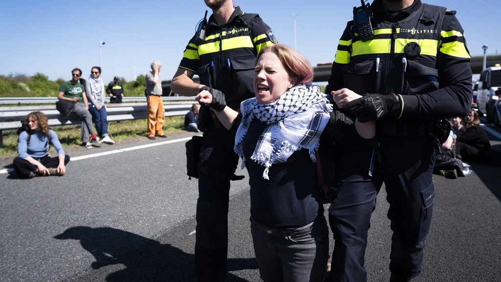 Politie grijpt in bij protest op A12 bij Utrecht, 400 aanhoudingen