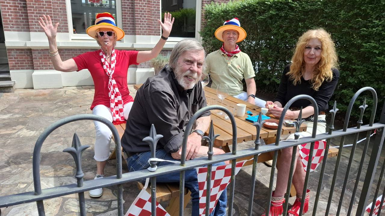 Klappen, fluiten en muziek draaien voor deelnemers in 'Brabantstraat'