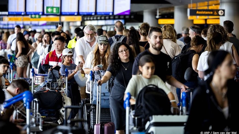 Tientallen reizigers Transavia missen vlucht door rijen Schiphol