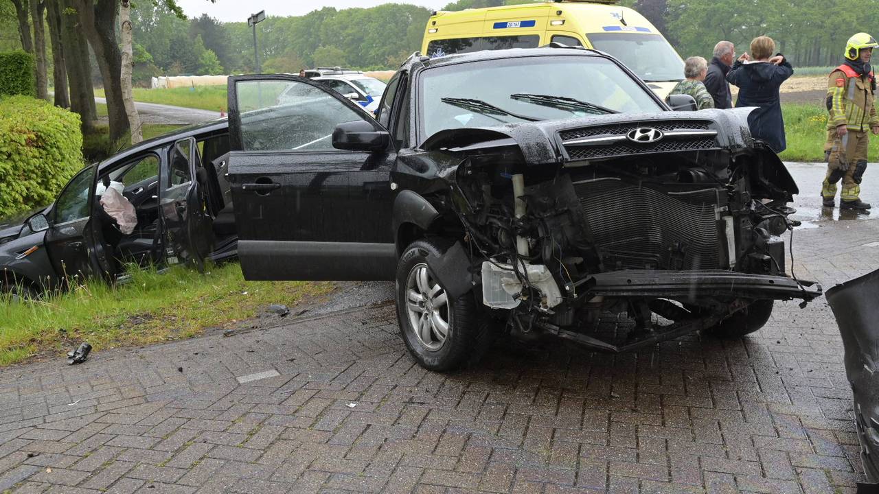 Auto in de sloot na frontale botsing met andere auto in Prinsenbeek