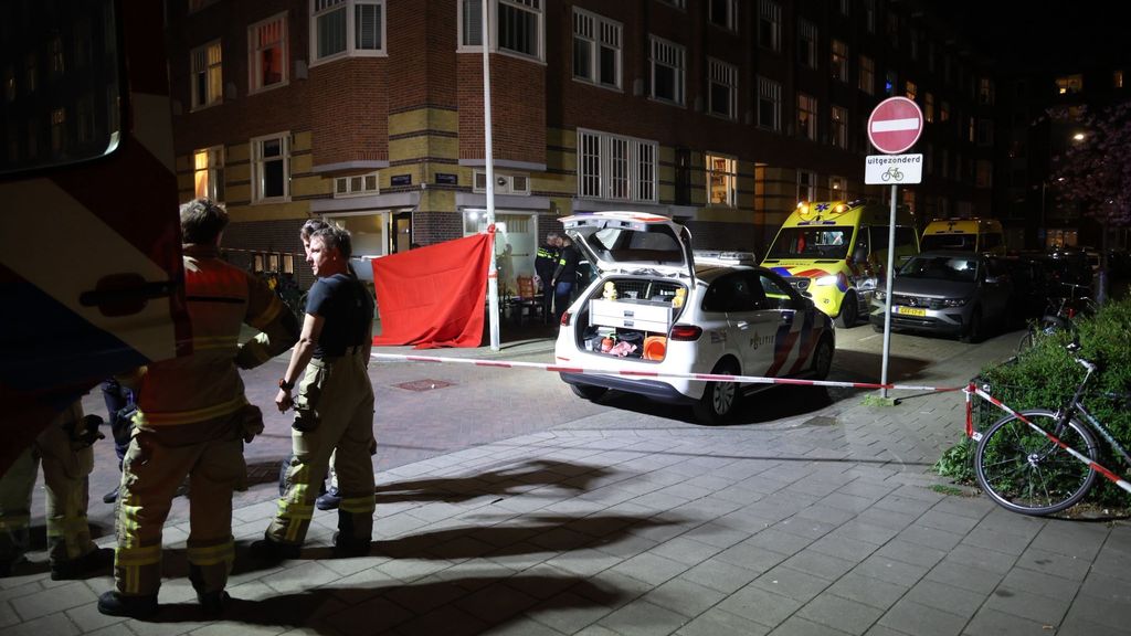 Man doodgestoken op straat in Amsterdam