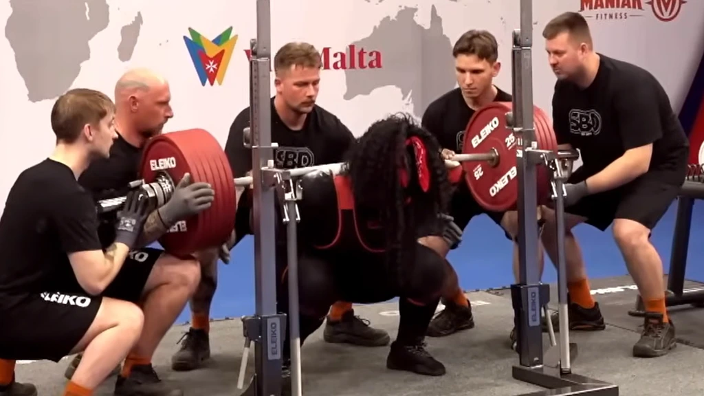 Belgische powerlifster loopt mogelijke wereldtitel mis door racistische 'helper' die oefening saboteert