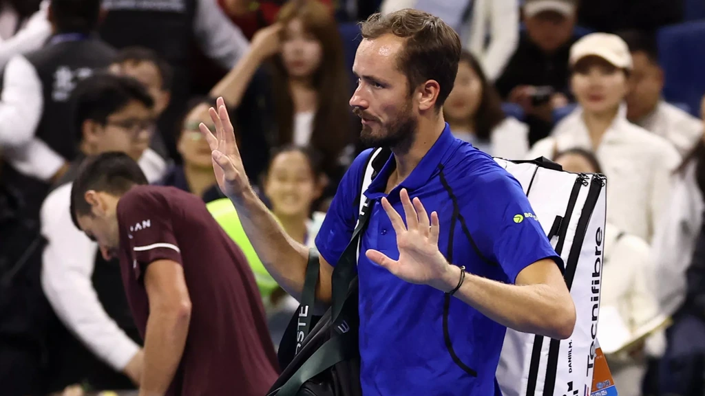 Medvedev slaat bal op oog toeschouwer: diskwalificatie in halve finale China Open