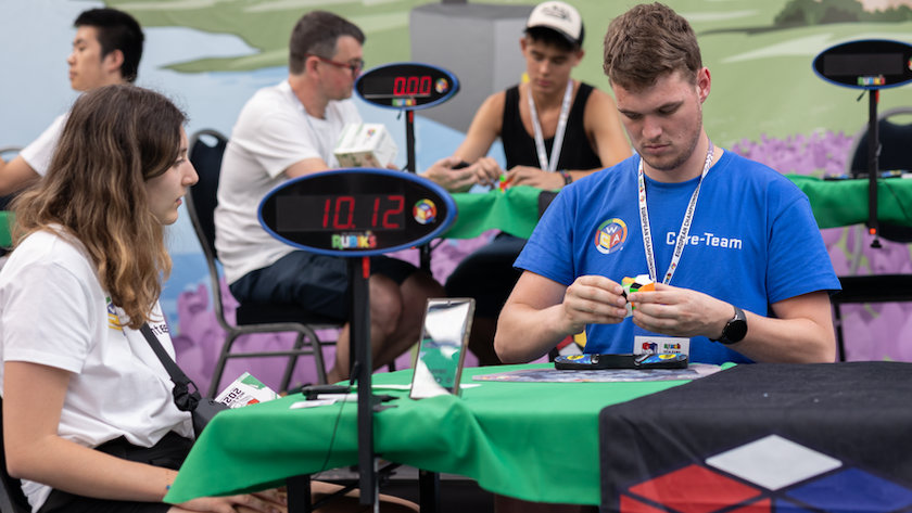In 8,5 seconden lost Rick een Rubiks kubus op. Hij organiseerde het EK kubusdraaien