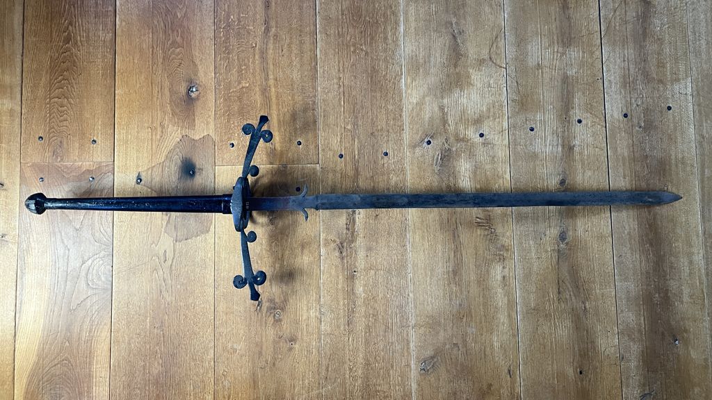 'Replica's' op zolder raadhuis Balk blijken unieke collectie zwaarden uit 16de eeuw