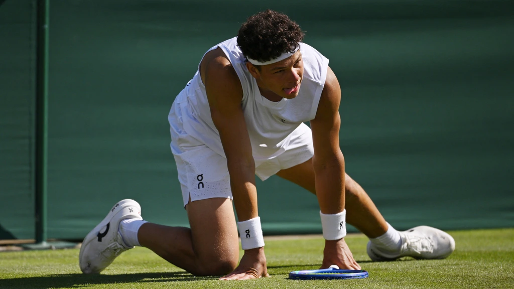 Shelton verrassend uitgeschakeld op Wimbledon, titelverdedigster Swiatek met moeite door