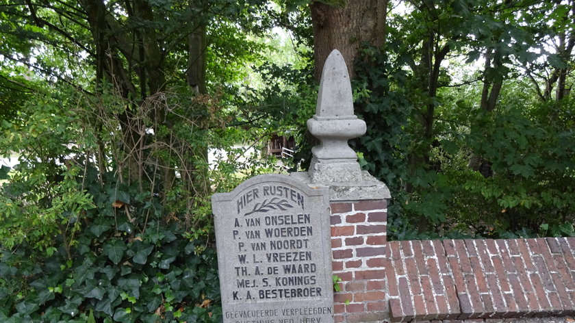 Monument op het kerkhof, voor oom Piet en zes andere Maassluizers