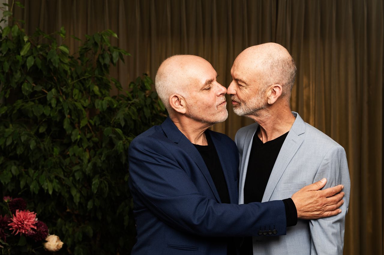 25 jaar huwelijk voor iedereen. Hun trouwfoto’s staan nu in schoolboeken