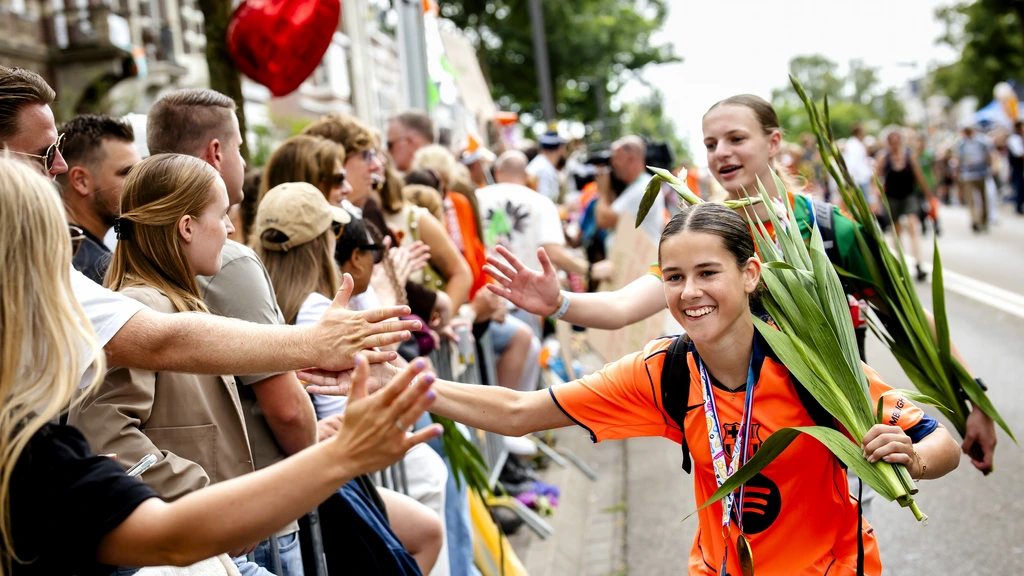 Eerste wandelaars komen over de finish bij de Nijmeegse Vierdaagse