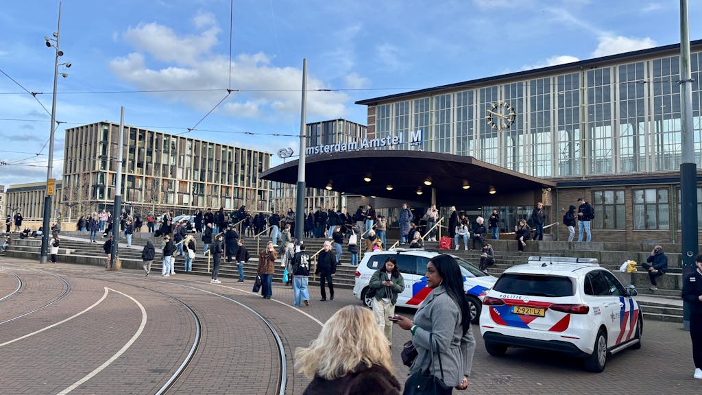 Verdachte aangehouden na vuurwapenmelding op station Amsterdam Amstel