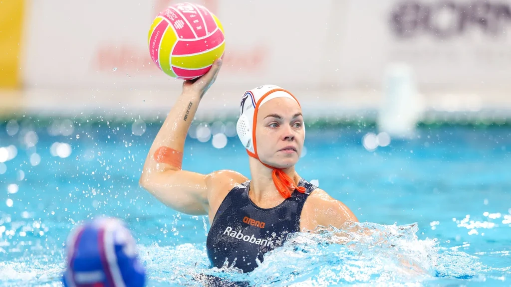 Waterpolosters verslaan Hongarije en spelen zaterdag om vijfde plek in wereldbeker