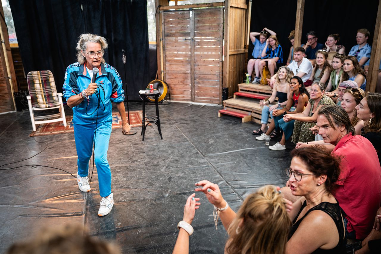 Talkshowhost Margriet van der Linden is nu stand-upcomedian: ‘Humor is een geweldig middel om iets tragisch aan te kaarten’