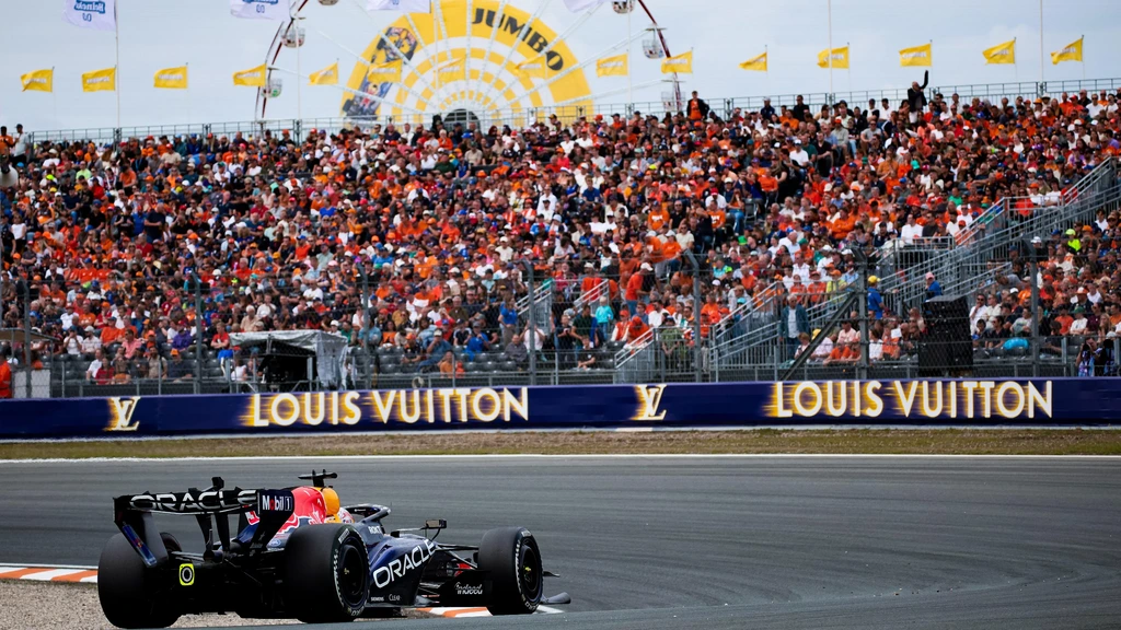 Russell start sprintrace Zandvoort van poleposition, Verstappen zesde in kwalificatie