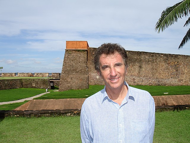 Parijs doorzoekt instituut om banden Lang met Epstein