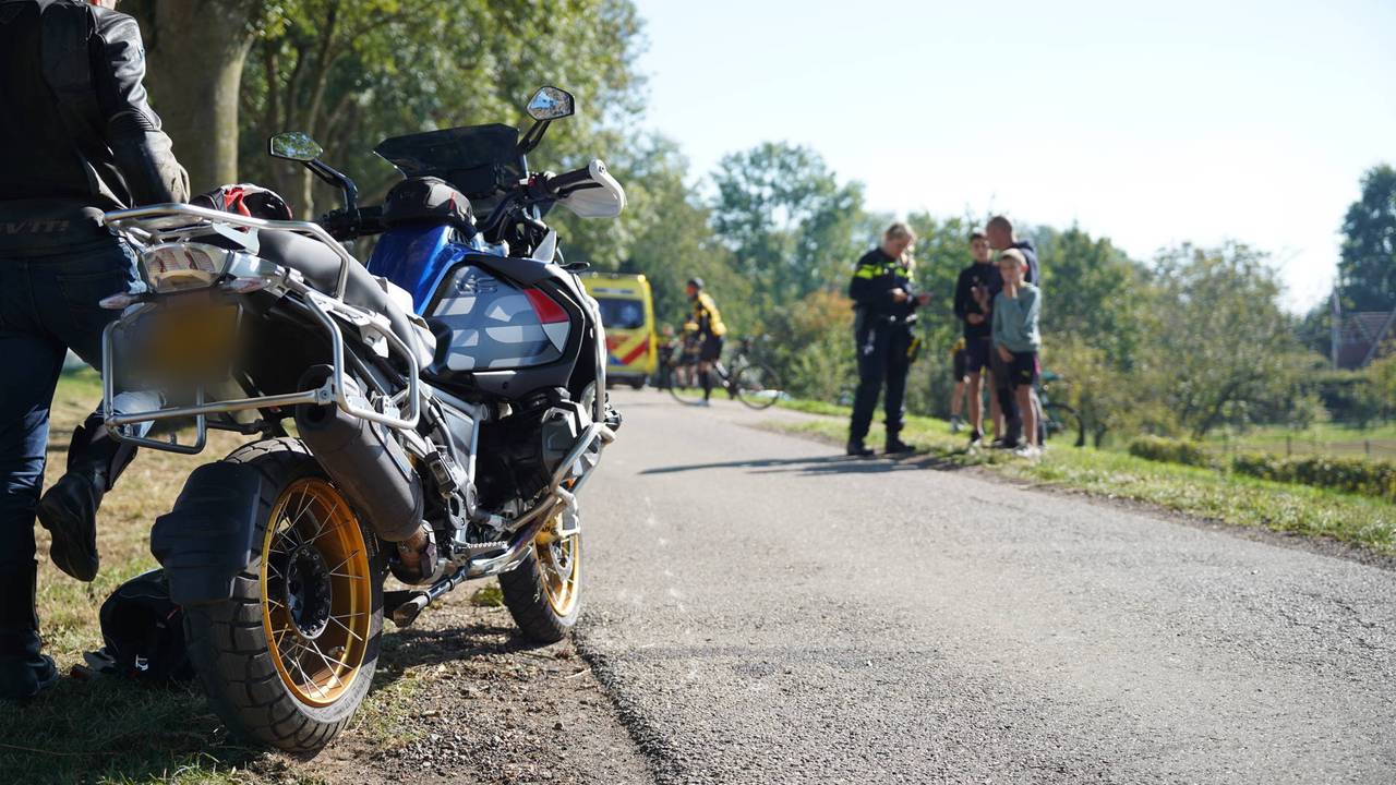 Wielrenner botst tijdens wedstrijd op motorrijder en moet naar ziekenhuis